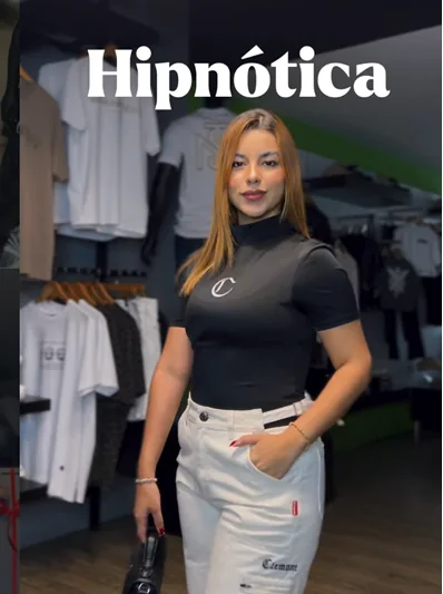 Modelo ONTA con outfit premium